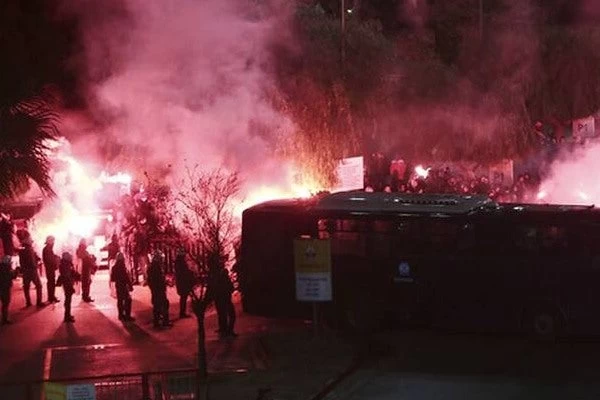 Ντέρμπι Ολυμπιακός – Παναθηναϊκός: Δακρυγόνα έξω από το «Γεώργιος Καραϊσκάκης»